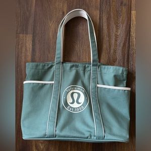 Lululemon Daily Multi-Pocket Canvas
Tote Bag 20L
